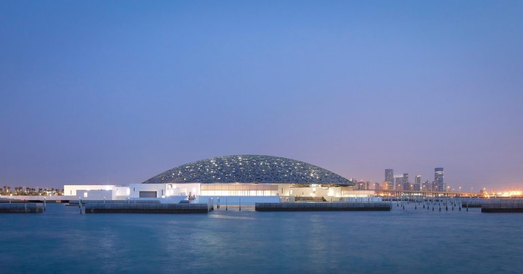 Abu Dhabi sightseeing tour visiting Emirates Palace Qasr Al Watan and Corniche