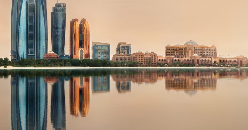 Abu Dhabi city tour from Dubai with famous landmarks and sightseeing