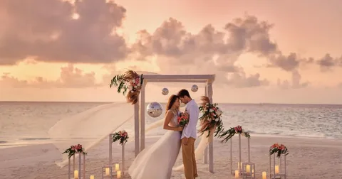 Romantic desert safari Dubai for honeymoon couples